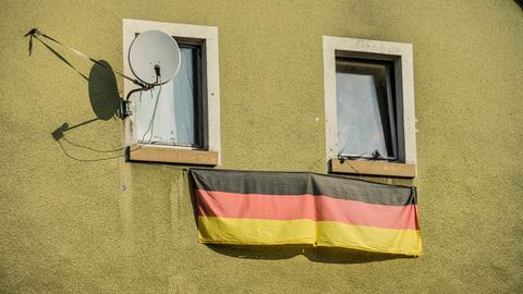 An einem Fenster in Wiesbaden hängt die Deutschlandfahne