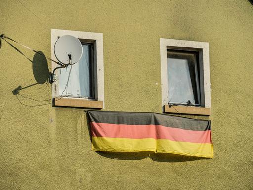 An einem Fenster in Wiesbaden hängt die Deutschlandfahne
