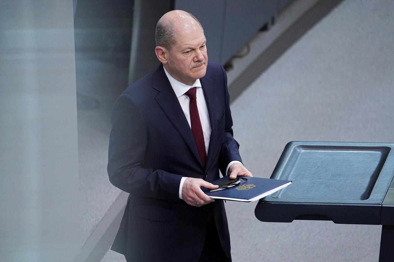 Bundeskanzler Olaf Scholz (SPD) im Porträt bei seiner Regierungserklaerung im Rahmen der "Sondersitzung aus Anlass des von Russland voelkerrechtswidrig begonnenen Krieg gegen die Ukraine" während der 19. Sitzung des Deutschen Bundestag in Berlin am 27. Februar 2022.