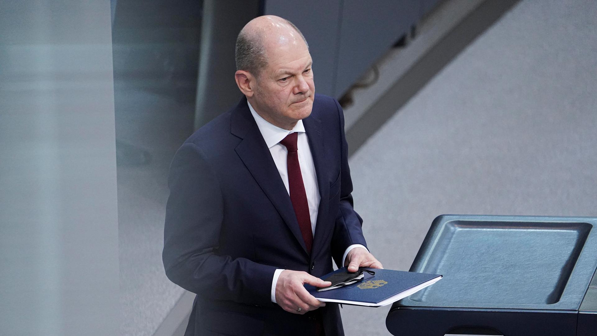  Bundeskanzler Olaf Scholz (SPD) im Portrait bei seiner Regierungserklaerung im Rahmen der "Sondersitzung aus Anlass des von Russland voelkerrechtswidrig begonnenen Krieg gegen die Ukraine" während der 19. Sitzung des Deutschen Bundestag in Berlin am 27. Februar 2022.