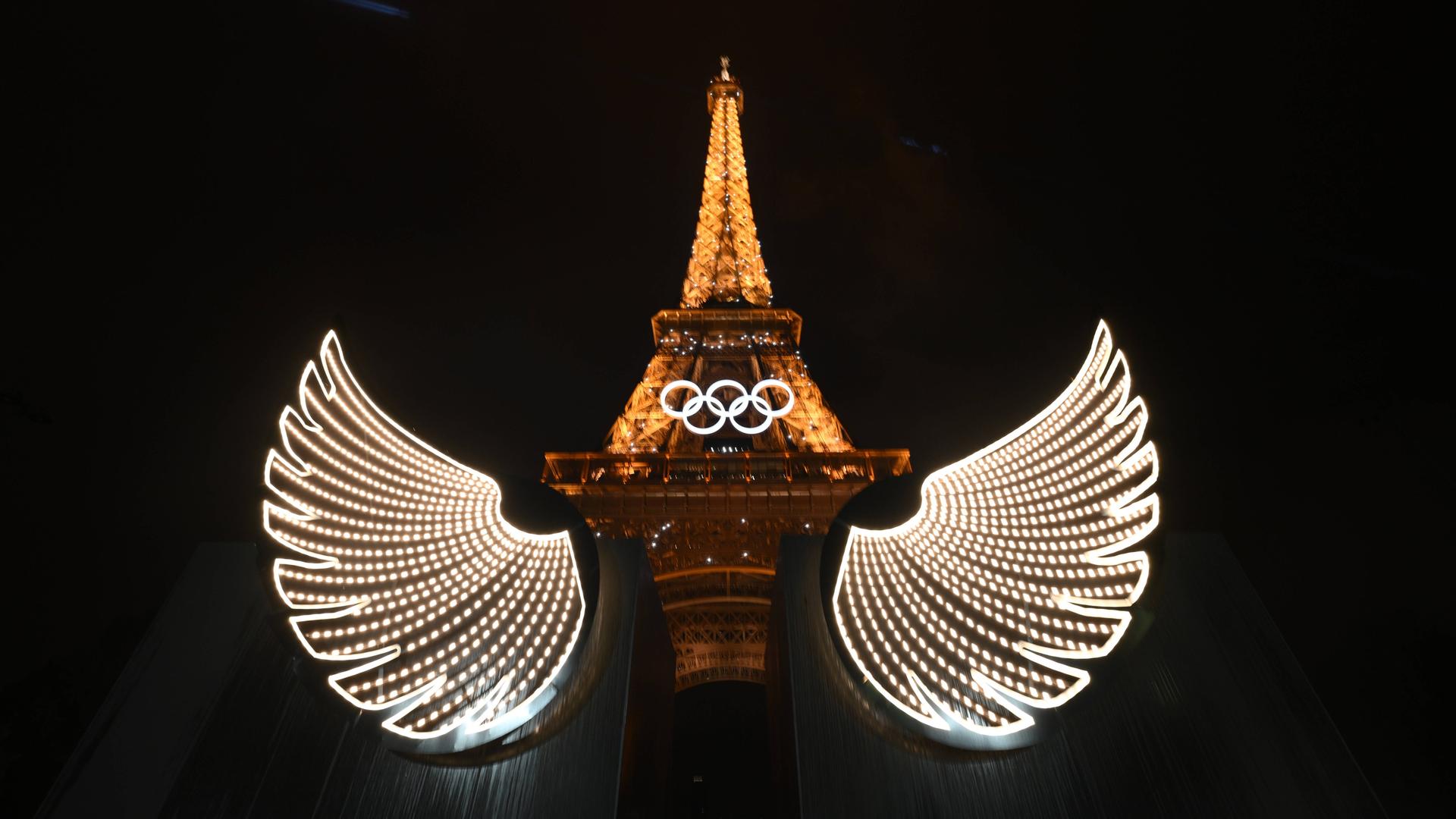 Der Eiffelturm mit Flügeln aus Licht nach der Eröffnungszeremonie der Olympischen Spiele in Paris