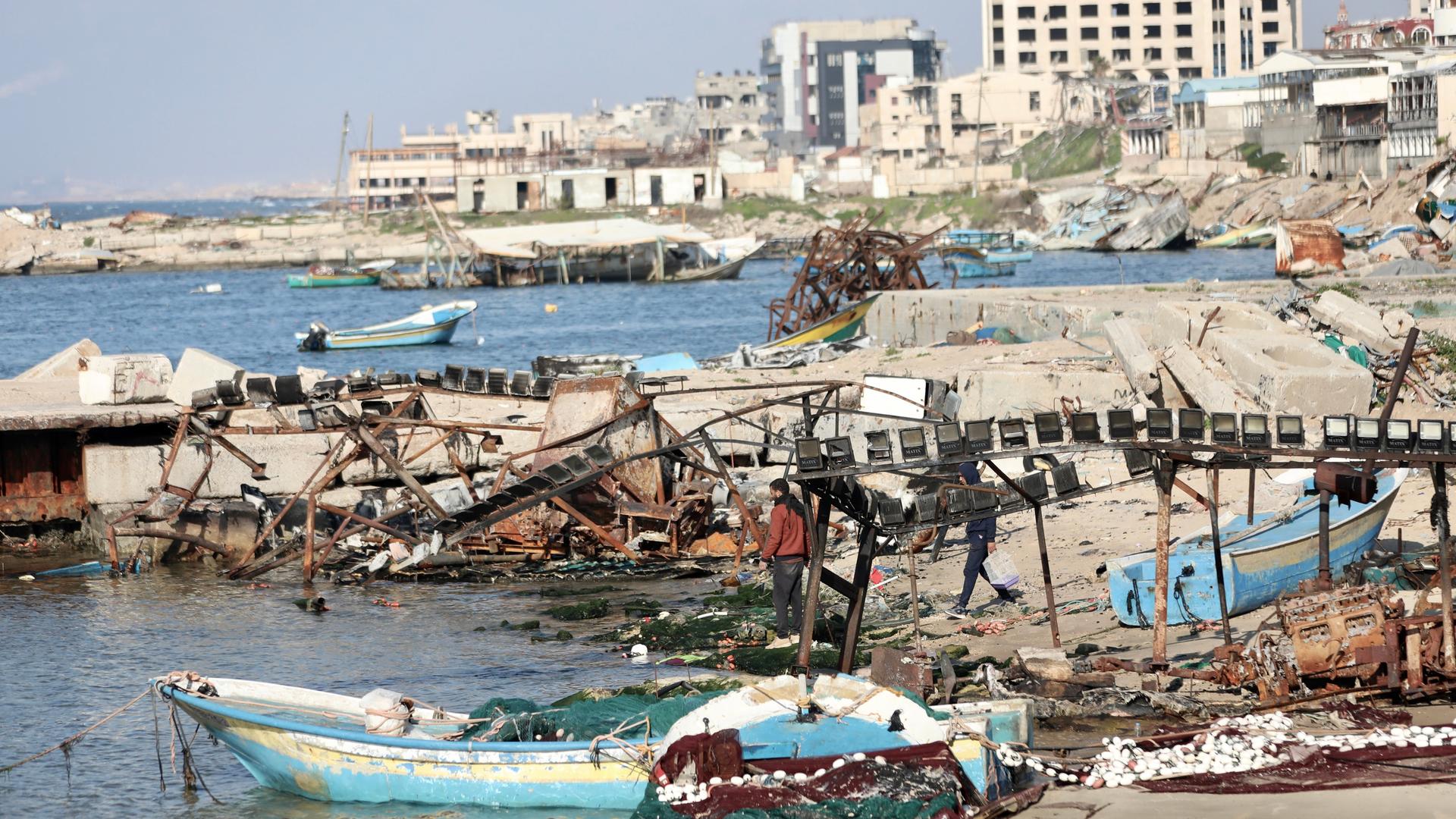 Im Hafen von Gaza liegen Trümmerteile und zerstörte Boote.