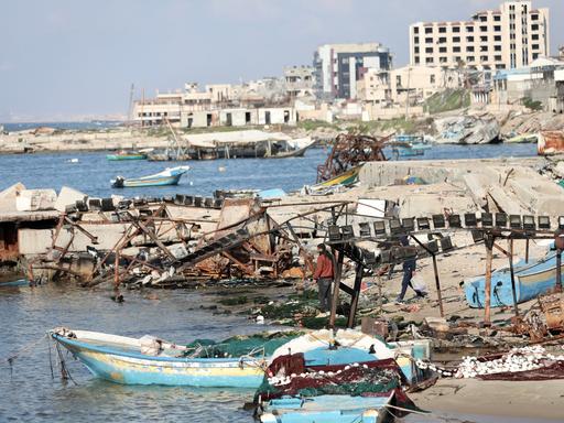 Im Hafen von Gaza liegen Trümmerteile und zerstörte Boote.