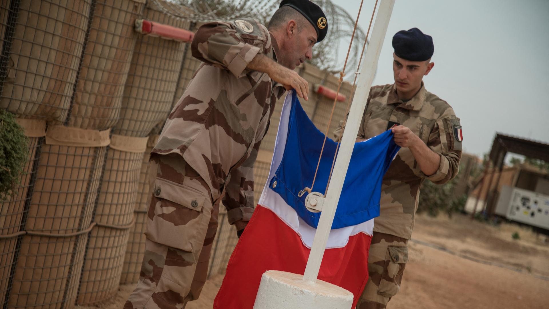 Ein französischer Soldat der Barkhane-Operation beim Einholen der französischen Flagge im Dezember 2021 