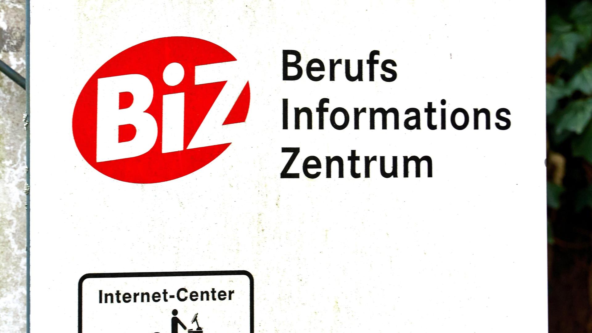 Ein Schild der Agentur für Arbeit an einer Fassade mit der Aufschrift "BIZ - Berufsinformationszentrum"