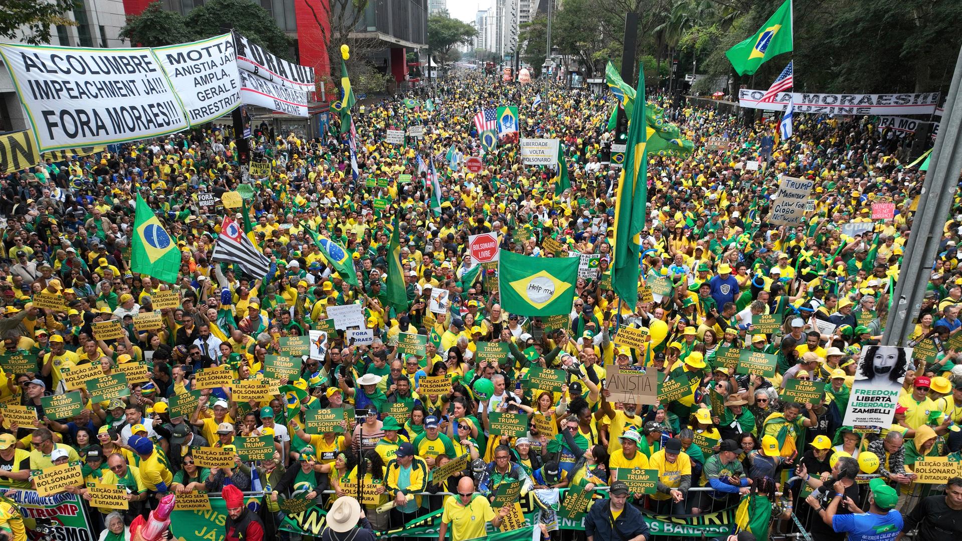 Brasilien, Sao Paulo: Anhänger des ehemaligen brasilianischen Präsidenten Jair Bolsonaro protestieren gegen seinen Prozess vor dem Obersten Gerichtshof.