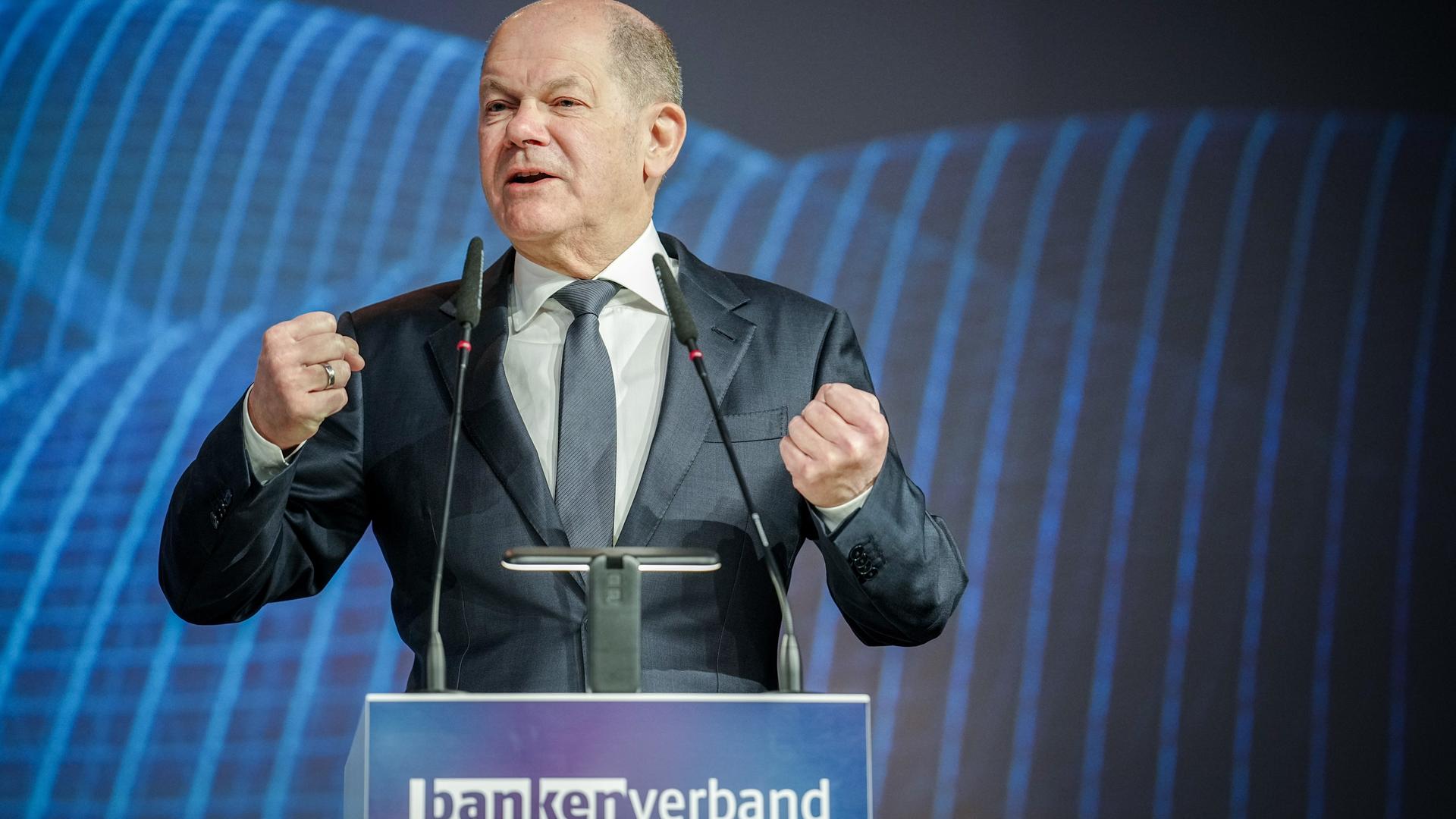 Berlin: Bundeskanzler Olaf Scholz (SPD) spricht beim Deutschen Bankentag des Bundesverbands deutscher Banken (BdB) zu des Teilnehmern.