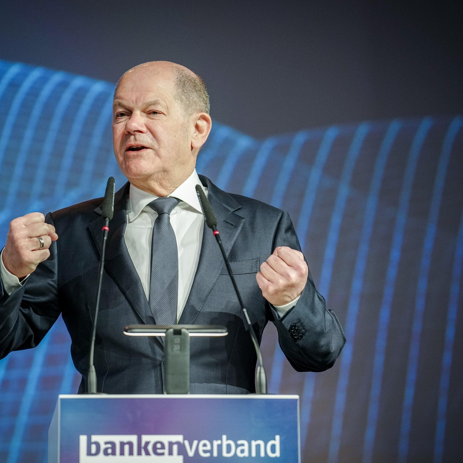 Berlin: Bundeskanzler Olaf Scholz (SPD) spricht beim Deutschen Bankentag des Bundesverbands deutscher Banken (BdB) zu des Teilnehmern. 