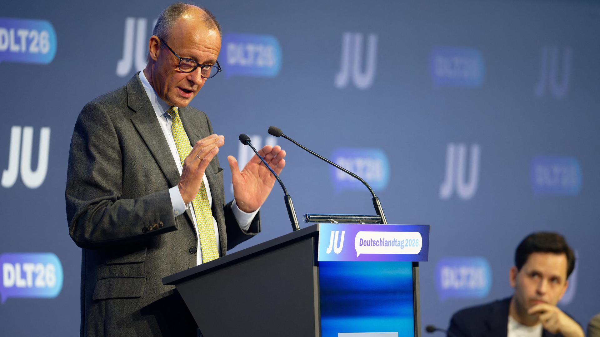 Bundeskanzler Friedrich Merz spricht beim Deutschlandtag der Jungen Union. Johannes Winkel, Vorsitzender der Jungen Union, hört zu.