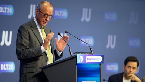 Bundeskanzler Friedrich Merz spricht beim Deutschlandtag der Jungen Union. Johannes Winkel, Vorsitzender der Jungen Union, hört zu.