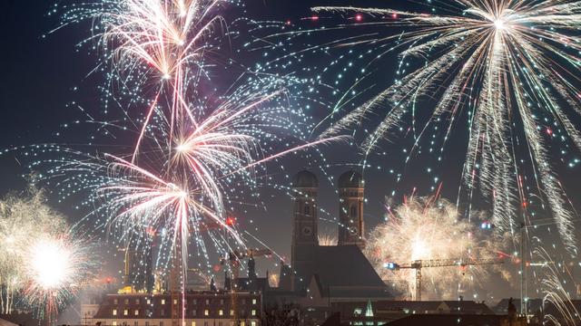 Das Foto zeigt Feuerwerks-Lichter in München.