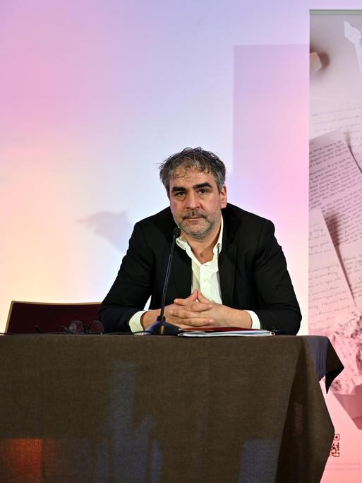 Deniz Yücel links Christoph Nix auf bei der Sitzung von dem Schriftsteller-Verband PEN.