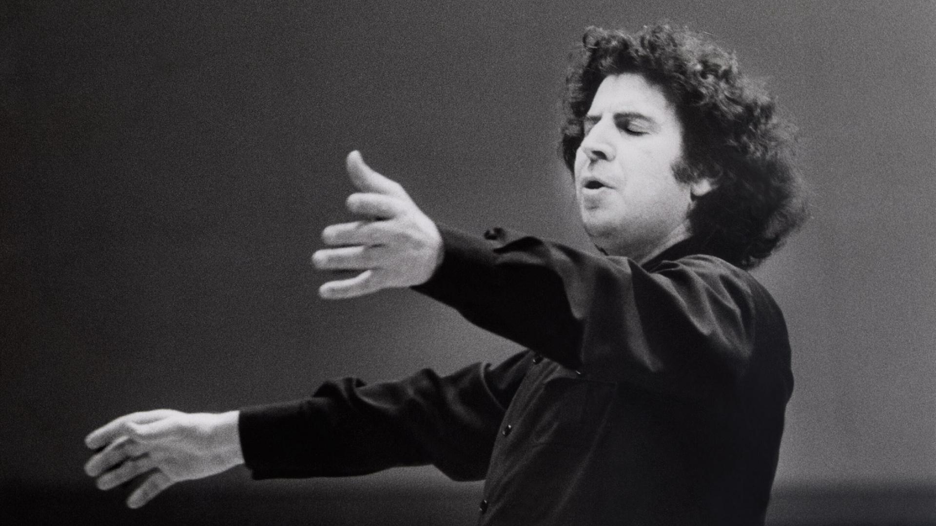 Mikis Theodorakis, griechischer Komponist, Musiker, Dirigent, Schriftsteller und Politiker, auf einem Foto von 1972