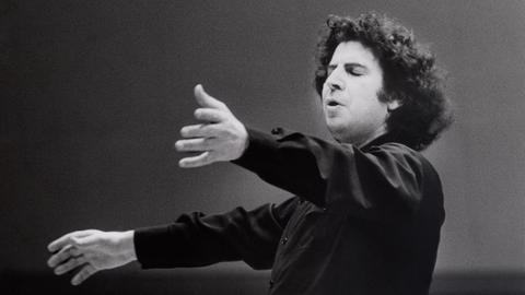 Mikis Theodorakis, griechischer Komponist, Musiker, Dirigent, Schriftsteller und Politiker, auf einem Foto von 1972