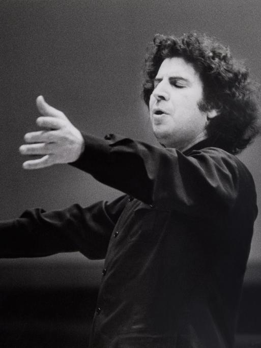 Mikis Theodorakis, griechischer Komponist, Musiker, Dirigent, Schriftsteller und Politiker, auf einem Foto von 1972