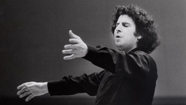 Mikis Theodorakis, griechischer Komponist, Musiker, Dirigent, Schriftsteller und Politiker, auf einem Foto von 1972