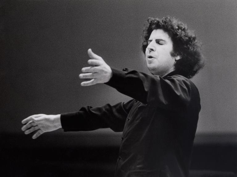 Mikis Theodorakis, griechischer Komponist, Musiker, Dirigent, Schriftsteller und Politiker, auf einem Foto von 1972