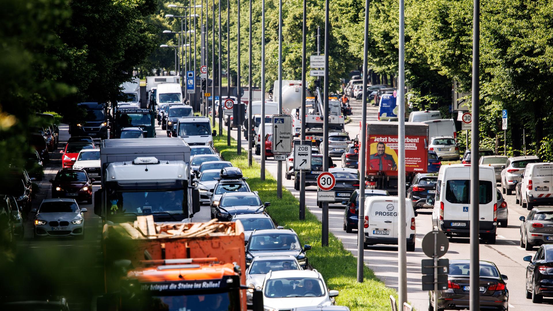 Dichter Verkehr schiebt sich über den Mittleren Ring B2R in München in Höhe der Landshuter Allee.