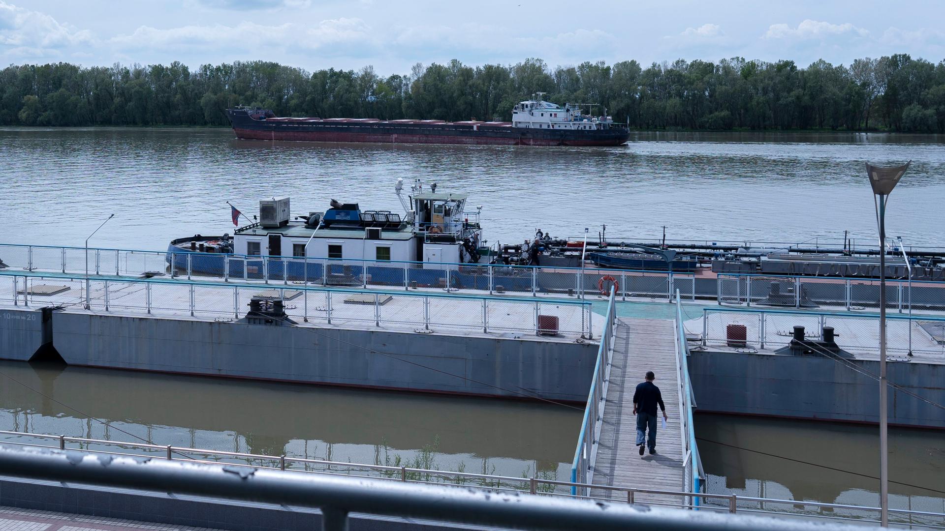 Ein Frachtschiff transportiert Getreide. Ein Frachtschiff transportiert Getreide.