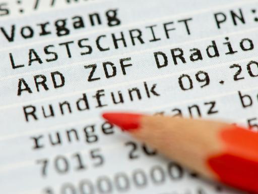 Ein Rotstift liegt auf einem Kontoauszug mit der Lastschrift für den Rundfunkbeitrag für den öffentlich-rechtlichen Rundfunk ARD, ZDF und Deutschlandradio (Symbolbild) Ein Rotstift liegt auf einem Kontoauszug mit der Lastschrift für den Rundfunkbeitrag für den öffentlich-rechtlichen Rundfunk ARD, ZDF und Deutschlandradio (Symbolbild)