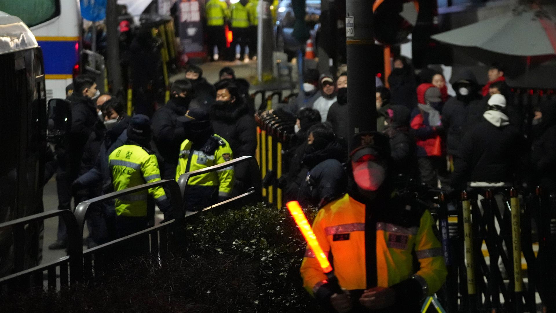 Polizeibeamte stehen vor dem Tor der Residenz des abgesetzten südkoreanischen Präsidenten Yoon Suk Yeol in Seoul.