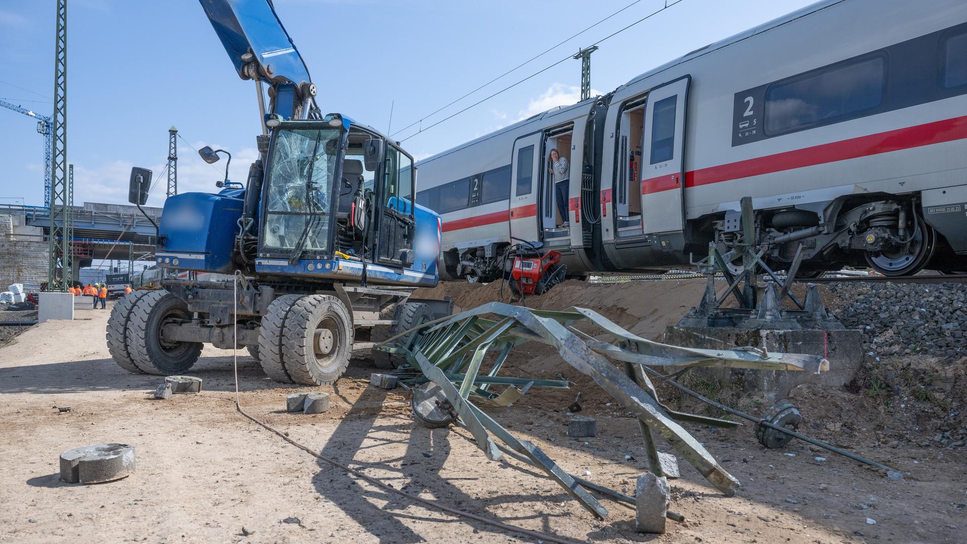 Nach der Kollision mit einem Bagger steht ein ICE der Bahn bei Gelnhausen auf offener Strecke. 