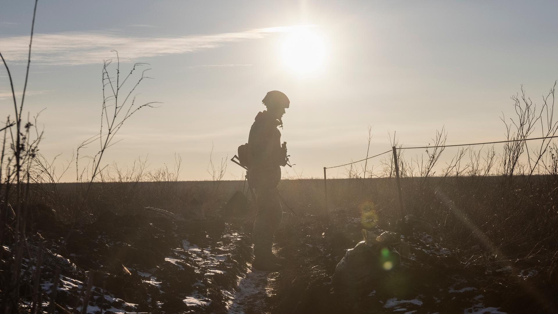 Ukrainischer Soldat in Mariupol im Gegenlicht