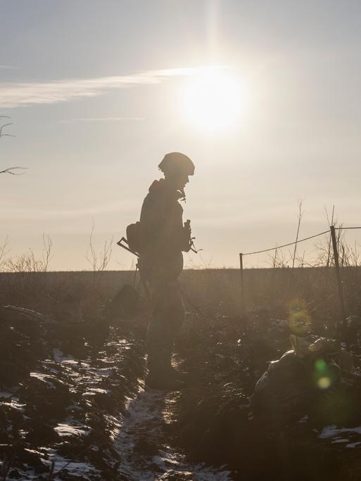 Ukrainischer Soldat in Mariupol im Gegenlicht