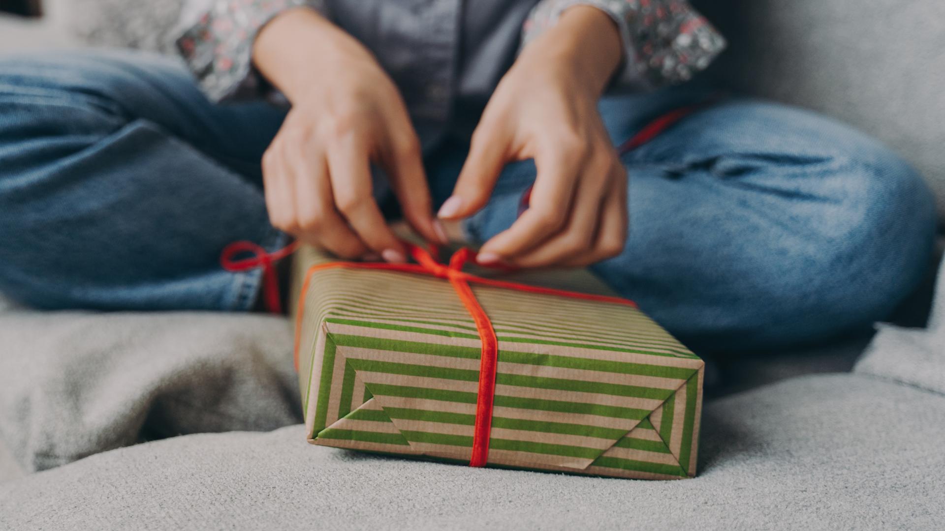 Ein Geschenk wird ausgepackt.