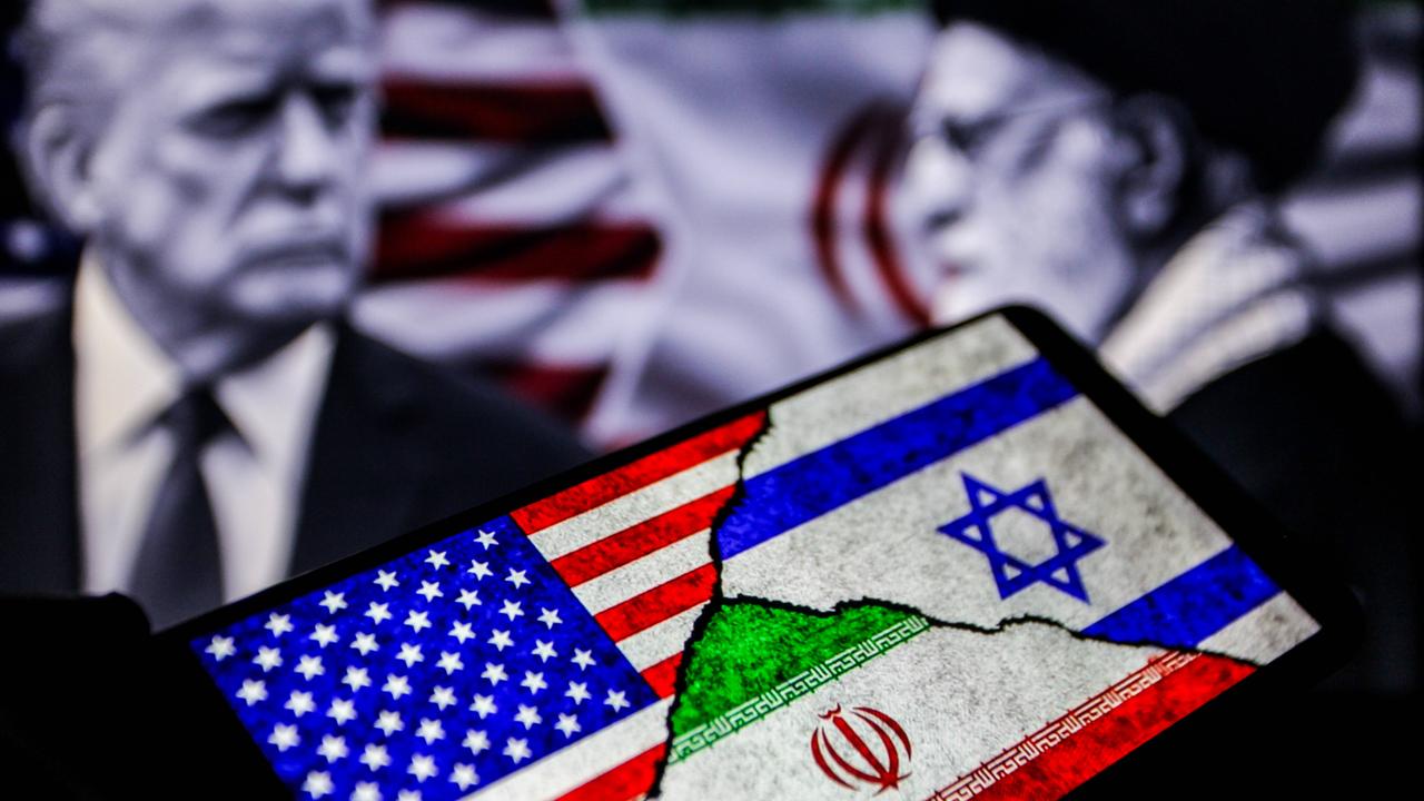 Eine Collage zeigt Trump, Chamenei und die Flaggen der Länder Israel und Iran