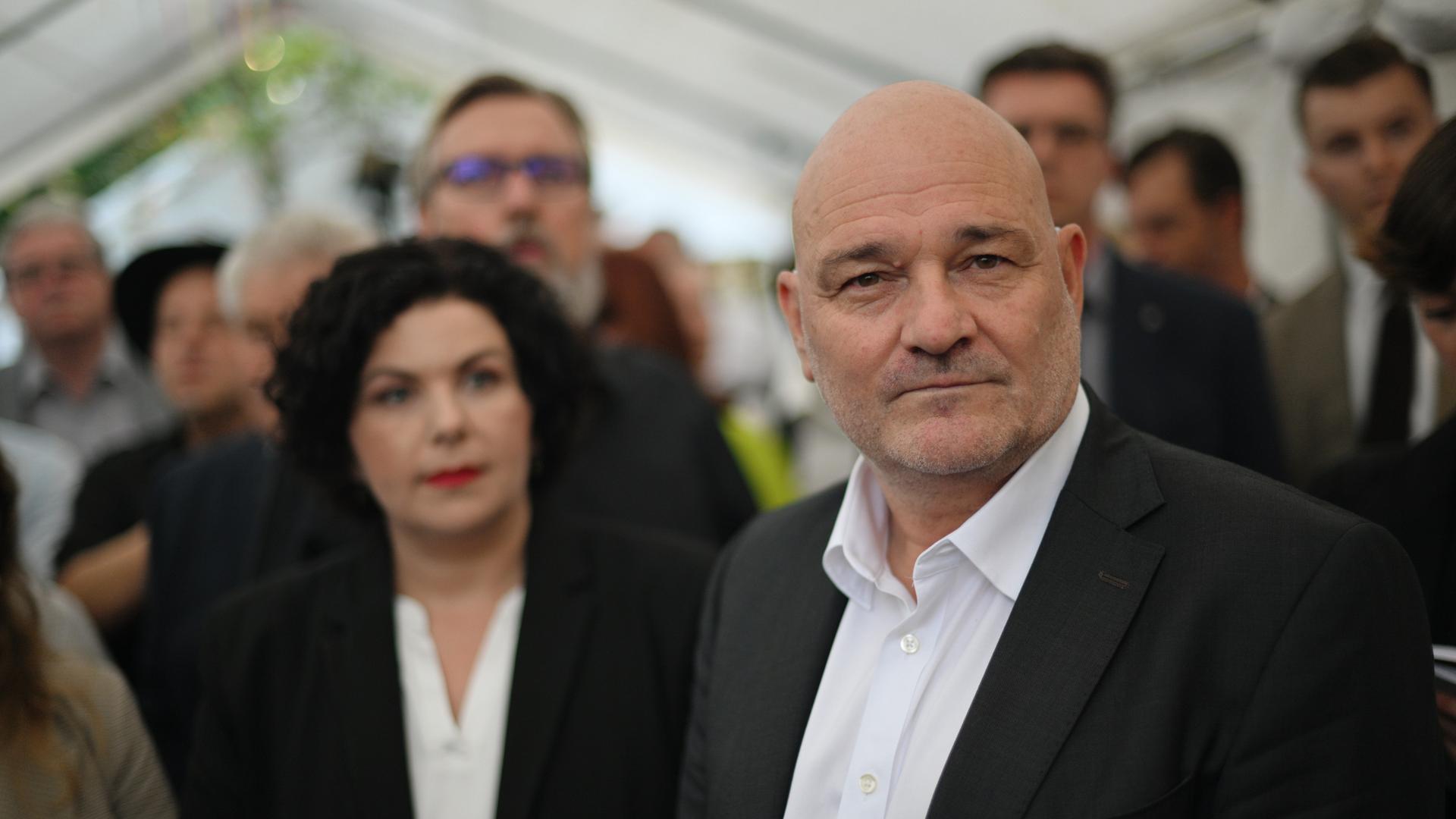 Robert Crumbach (r), Spitzenkandidat des Bündnis Sahra Wagenknecht (BSW) in Brandenburg, und Amira Mohamed Ali (l), Co-Vorsitzende des BSW, nehmen an der Wahlparty des BSW teil. 