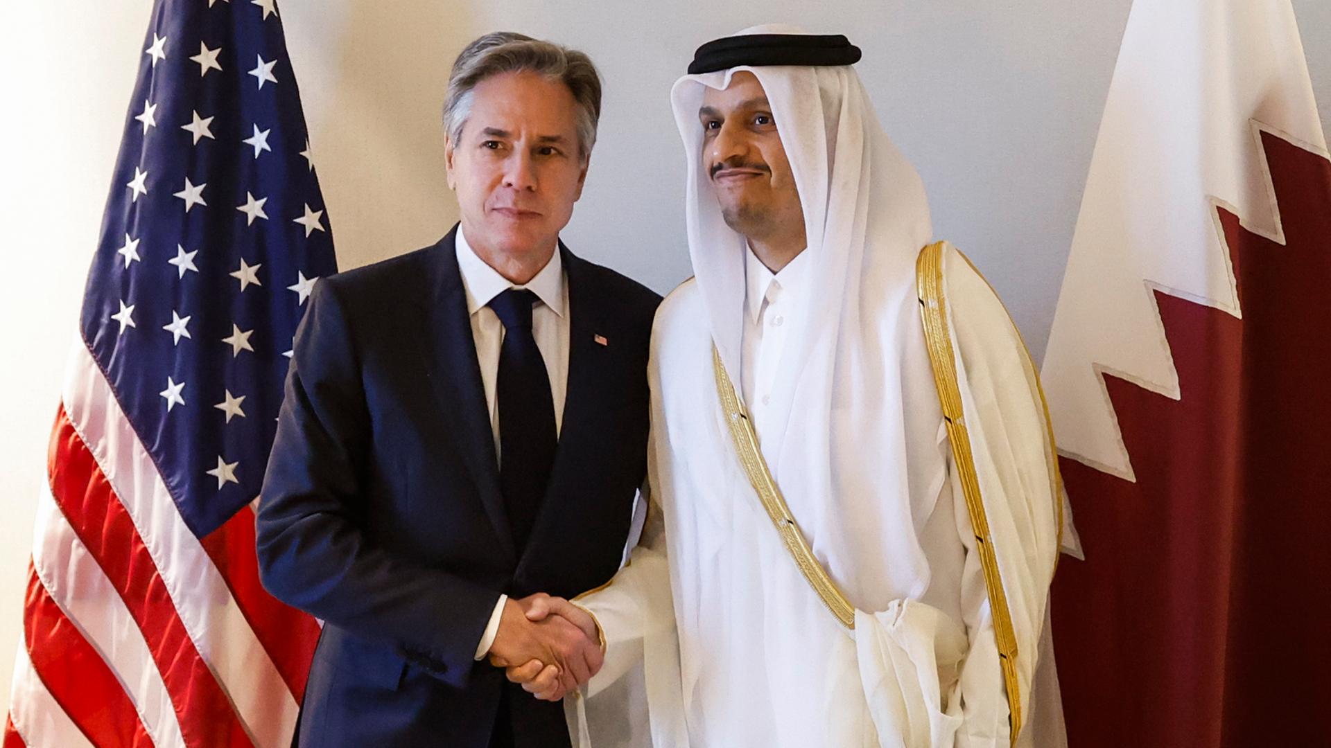 US-Außenminister Antony Blinken, links, trifft in Amman, Jordanien, den Premierminister von Katar, Sheikh Mohammed bin Abdulrahman bin Jassim Al-Thani, der zugleich Außenminister seines Landes ist. Sie schütteln einander die Hände. Aufnahme vom 04.11.2023.