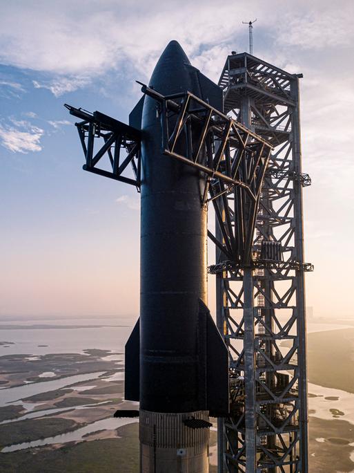 Das Handout-Foto vom 16. April 2023 zeigt das SpaceX Starship auf der Startrampe vor einem Flugtest von Starbase in Boca Chica, Texas, USA. 