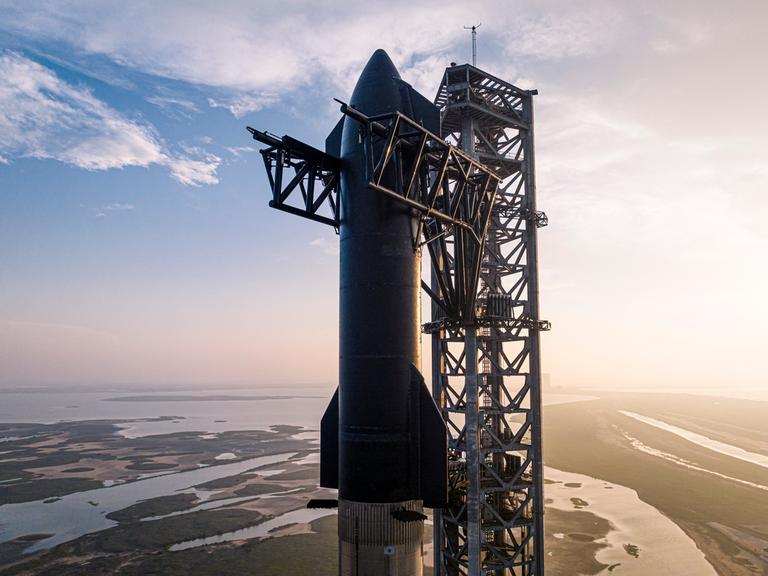 Das Handout-Foto vom 16. April 2023 zeigt das SpaceX Starship auf der Startrampe vor einem Flugtest von Starbase in Boca Chica, Texas, USA. 