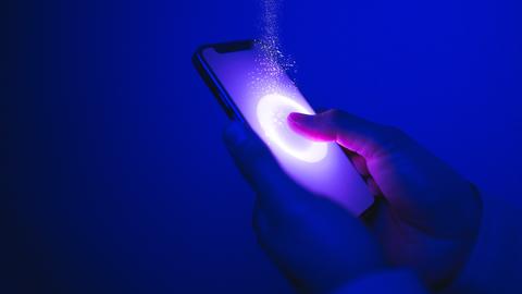Ein Finger drückt auf einen Smartphone-Bildschirm, es funkelt und blitzt an der Stelle. Ein Finger drückt auf einen Smartphone-Bildschirm, es funkelt und blitzt an der Stelle.