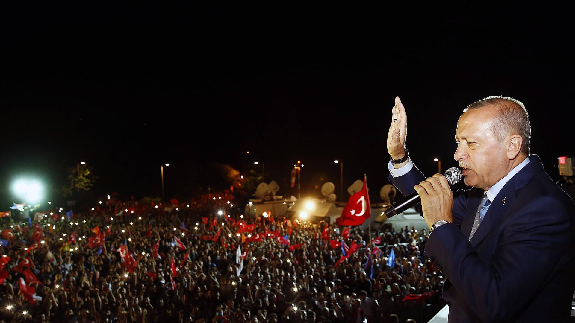 Turkey s President Recep Tayyip Erdogan delivers a statement on national television from his officia