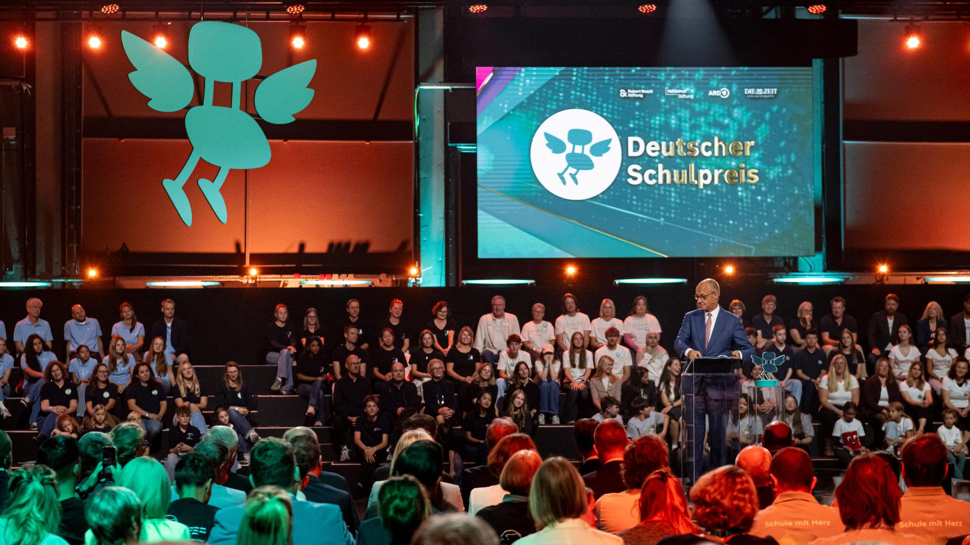 Friedrich Merz (CDU), Bundeskanzler, nimmt an der Übergabe des Deutschen Schulpreises im Studio Berlin Adlershof teil. 
