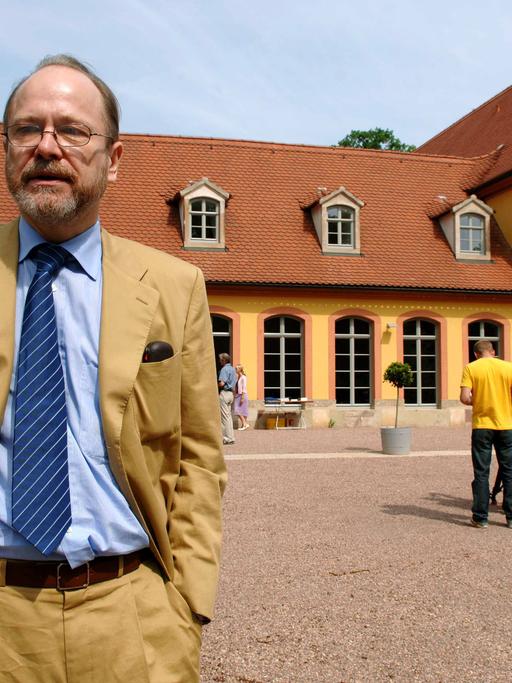 Der Literatur-Wissenschaftler und Mäzen Jan Philipp Reemtsma steht im Juni 2005 vor dem Wielandgut in Oßmannstedt bei Weimar. Wielandforscher Reemtsma hatte die 1,8 Millionen Euro teure Sanierung unterstützt. Neben einem Museum beherbergt das Wielandgut eine Wieland-Forschungsstelle und eine Bildungsstätte. Foto: dpa