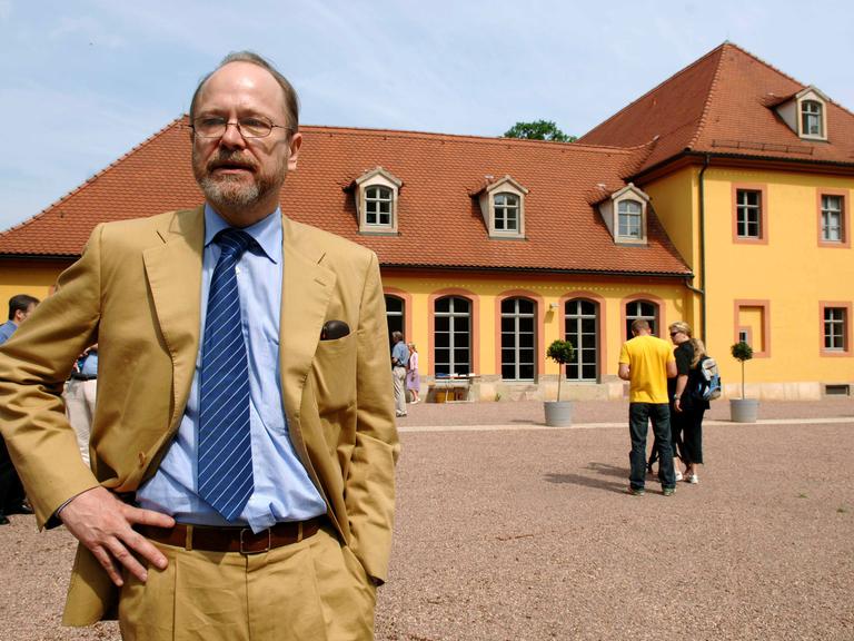 Der Literatur-Wissenschaftler und Mäzen Jan Philipp Reemtsma steht im Juni 2005 vor dem Wielandgut in Oßmannstedt bei Weimar. Wielandforscher Reemtsma hatte die 1,8 Millionen Euro teure Sanierung unterstützt. Neben einem Museum beherbergt das Wielandgut eine Wieland-Forschungsstelle und eine Bildungsstätte. Foto: dpa