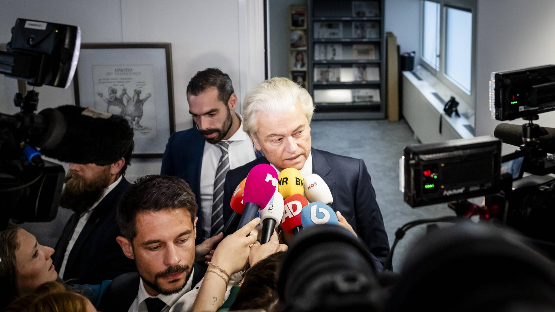 Geert Wilders (PVV) nach den wöchentlichen Gesprächen innerhalb der Koalition im Unterhaus. Wenig später verließ er mit seiner Partei die Regierung. Geert Wilders (PVV) nach den wöchentlichen Gesprächen innerhalb der Koalition im Unterhaus. Wenig später verließ er mit seiner Partei die Regierung.
