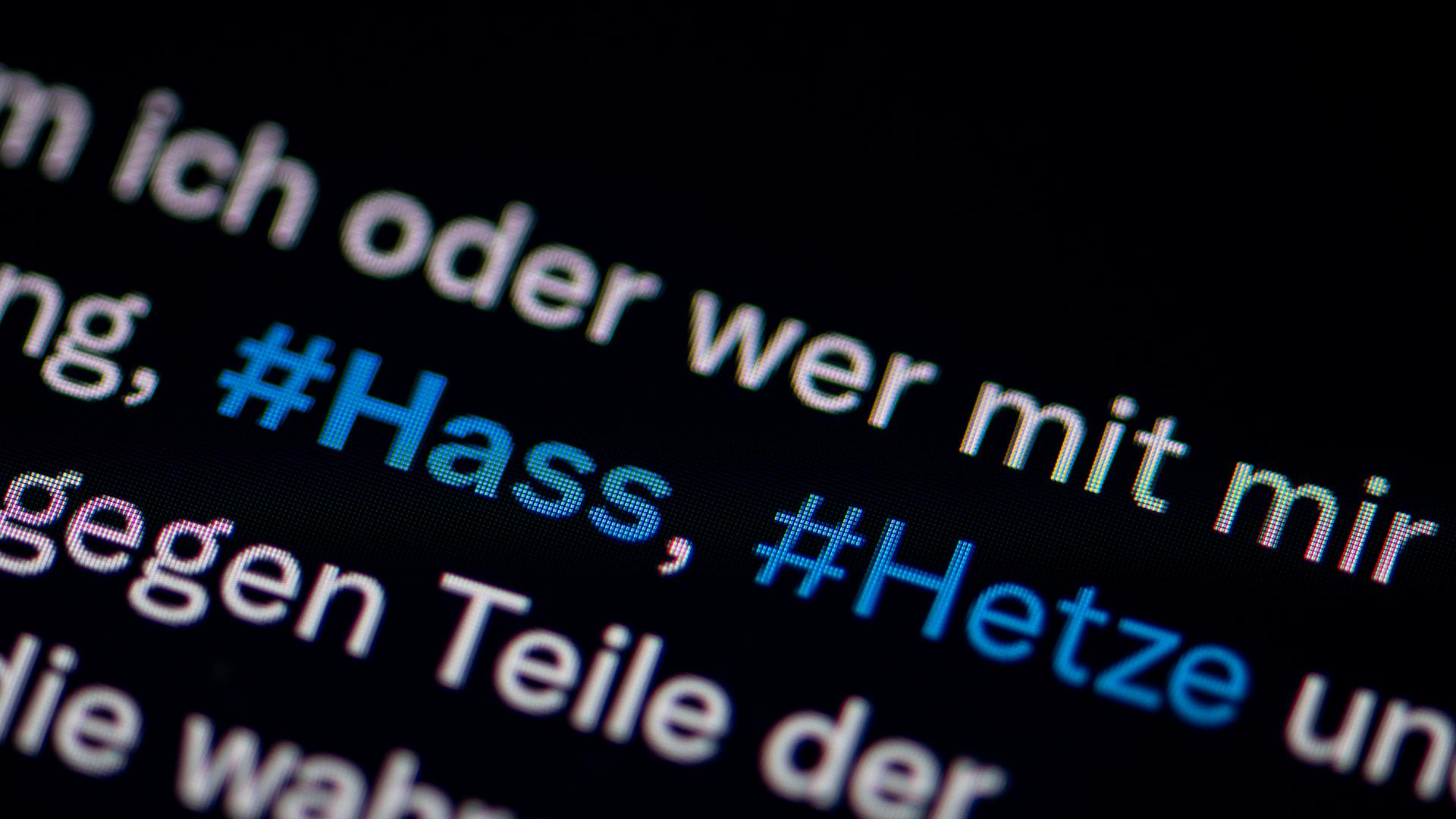 Auf dem Bildschirm eines Smartphones sieht man die Hashtags Hass und Hetze in einem Twitter-Post. Auf dem Bildschirm eines Smartphones sieht man die Hashtags Hass und Hetze in einem Twitter-Post.