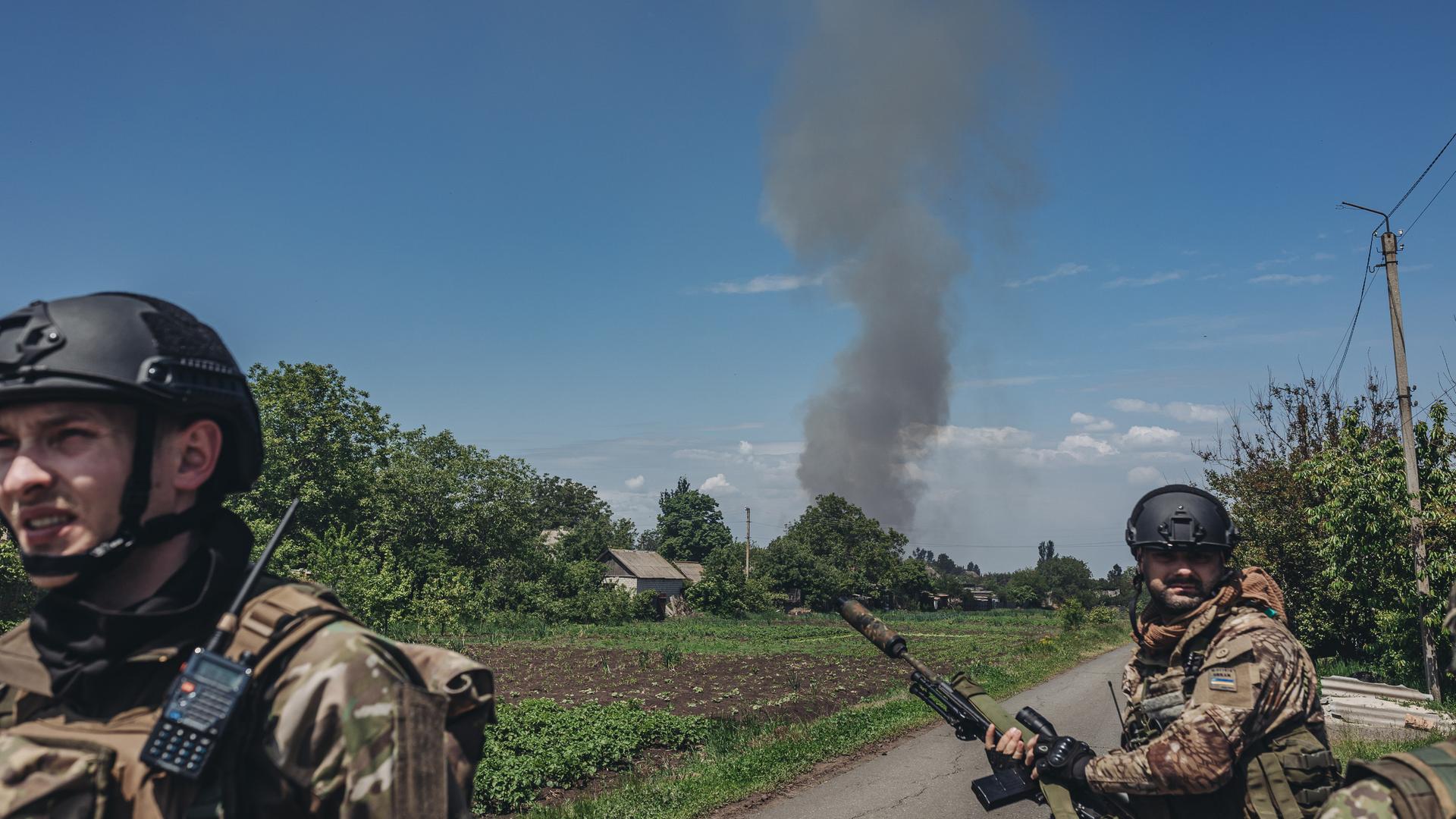 Zwei ukrainische Soldaten im Donbas