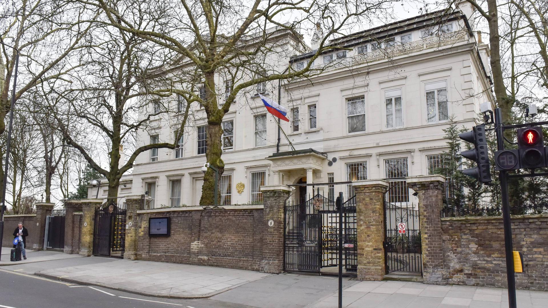 Der Außenbereich der russichen Botschaft in London. An dem Gebäude ist die russische Flagge gehisst. 