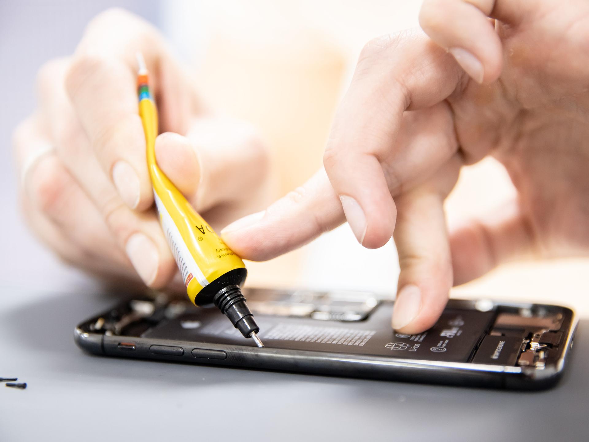 Reparatur eines Smartphones.
