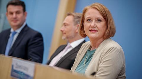 Hubertus Heil (SPD, l-r), Bundesminister für Arbeit und Soziales, Christian Lindner (FDP), Bundesminister der Finanzen, und Lisa Paus (Bündnis 90/Die Grünen), Bundesministerin für Familie, Senioren, Frauen und Jugend, auf einer Pressekonferenz.