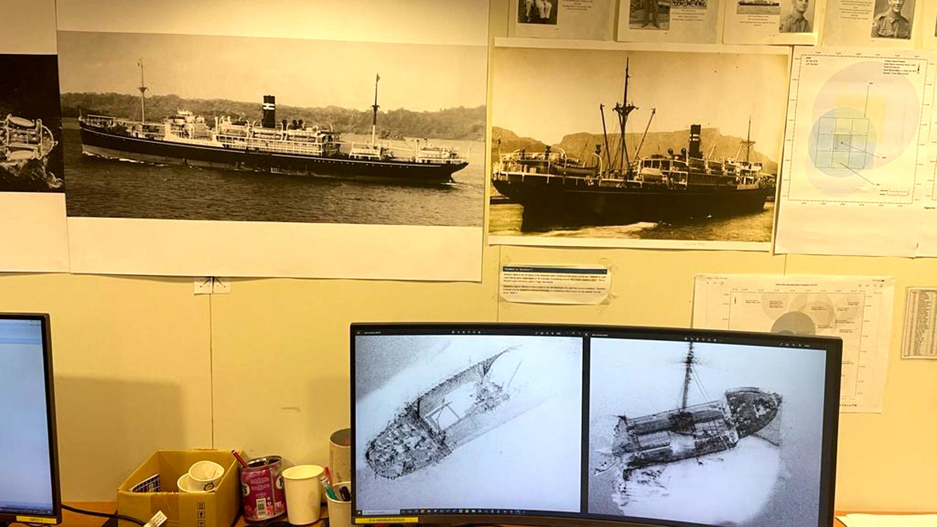 Das Foto zeigt Bilder von dem Schiff "Montevideo Maru" An der Wand hängen historische Aufnahmen von dem japanischen Frachter. Auf einem Computerbildschirm sieht man das entdeckte Wrack. Das Foto zeigt Bilder von dem Schiff "Montevideo Maru" An der Wand hängen historische Aufnahmen von dem japanischen Frachter. Auf einem Computerbildschirm sieht man das entdeckte Wrack.
