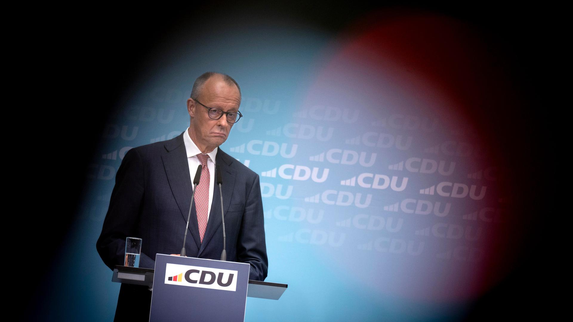 Friedrich Merz, Bundeskanzler und CDU-Vorsitzender, spricht bei der Pressekonferenz zum Wahlausgang bei den Landtagswahlen in Mecklenburg-Vorpommern und der Berliner Wahl zur Abgeordnetenhauswahl.