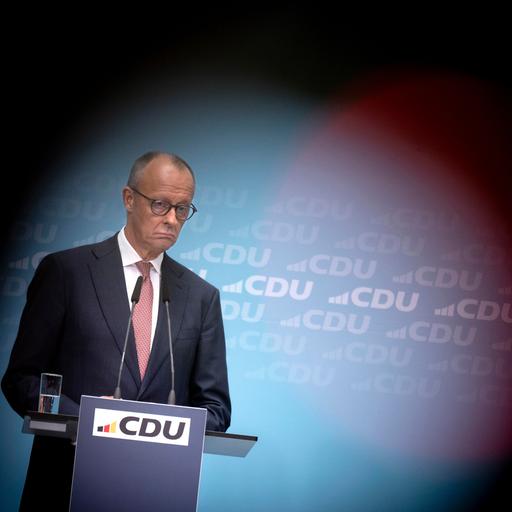 Friedrich Merz, Bundeskanzler und CDU-Vorsitzender, spricht bei der Pressekonferenz zum Wahlausgang bei den Landtagswahlen in Mecklenburg-Vorpommern und der Berliner Wahl zur Abgeordnetenhauswahl.