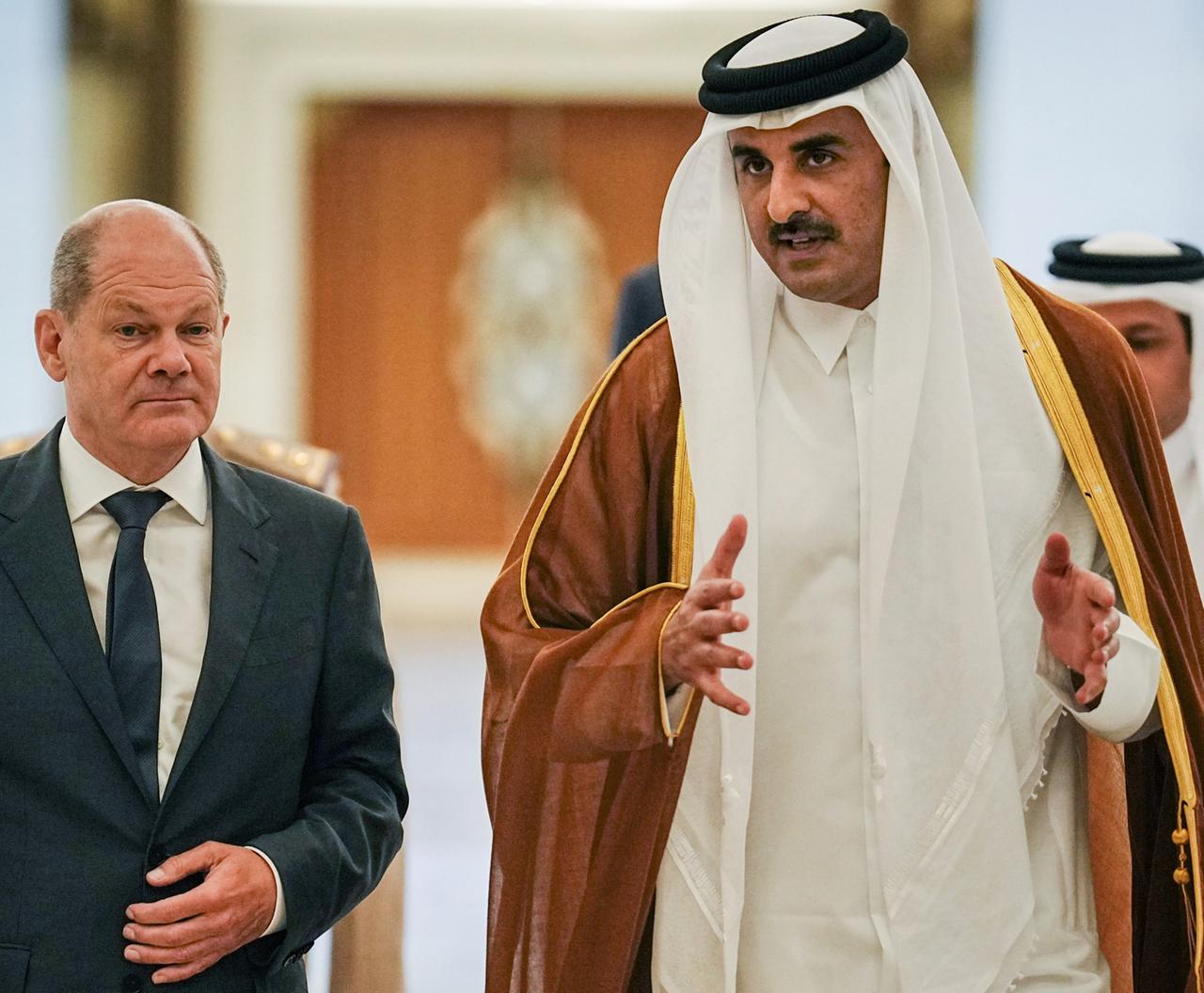 Bundeskanzler Olaf Scholz (l.) und der Emir von Katar, Tamim bin Hamad Al Thani
