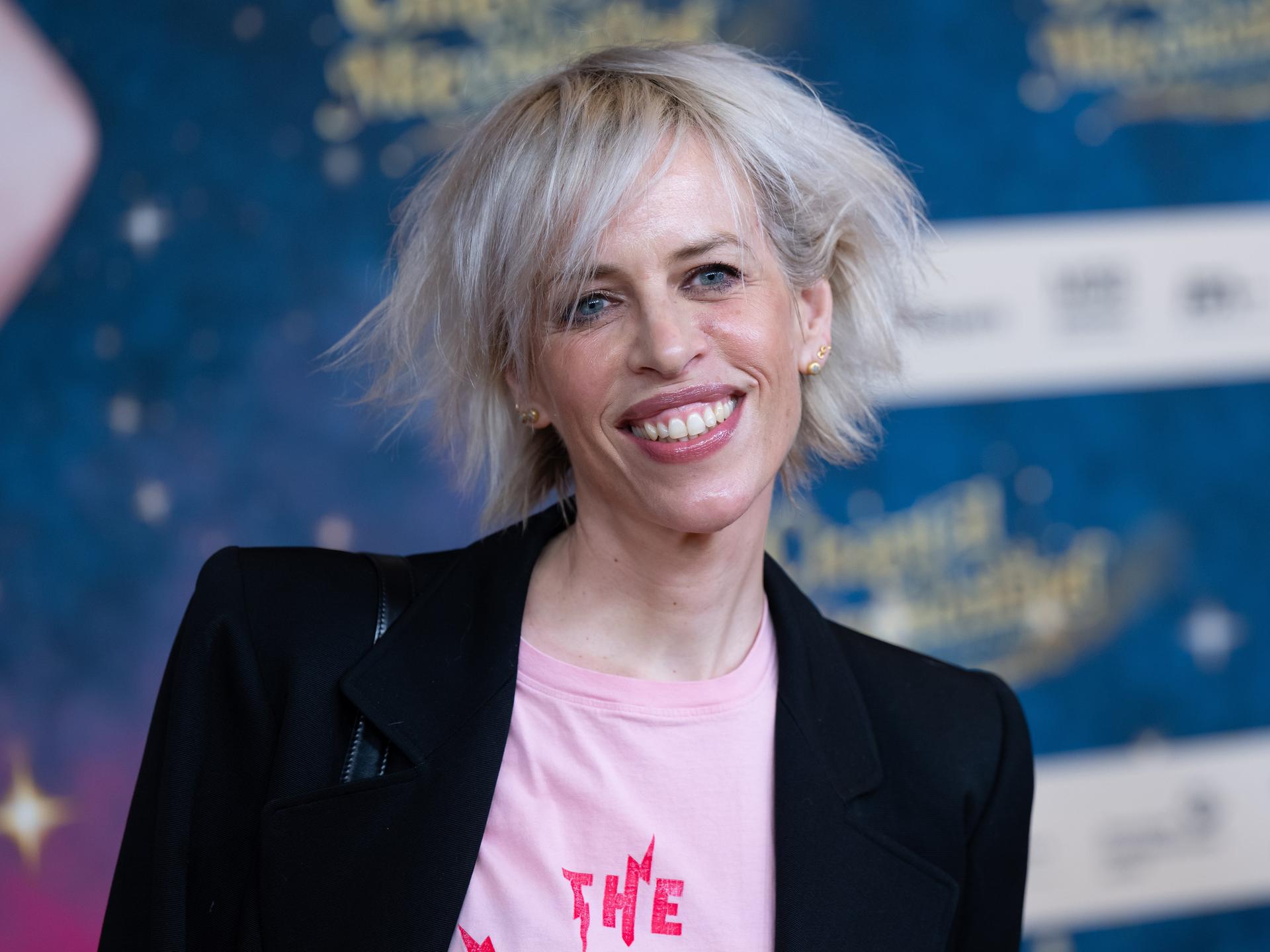 Katja Eichinger, Produzentin, kommt im Mathäser Filmpalast zu der Premiere des Films Chantal im Märchenland. Sie trägt ein rosa Shirt mit Aufdruck und eine schwarze Jacke.